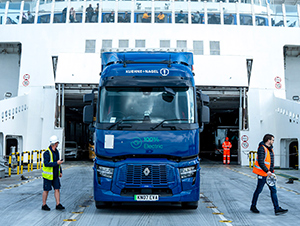 İlk Defa Bir Ağır Hizmet Tipi Elektrikli Kamyon, Feribotla Dover'dan Calais'e Manş Denizi'ni Geçti