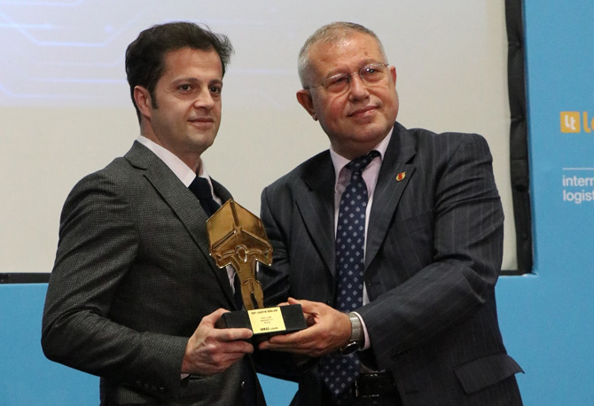 L1 kategorisinde ödülü  Arkas Lojistik Genel Müdürü Serhat Kurtuluş’a Lojistik Ekipmanları Dergisi Genel Müdürü Selçuk Onur takdim etti.