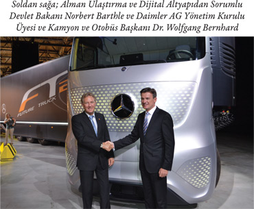 Soldan sağa; Alman Ulaştırma ve Dijital Altyapıdan Sorumlu Devlet Bakanı Norbert Barthle ve Daimler AG Yönetim Kurulu Üyesi ve Kamyon ve Otobüs Başkanı Dr. Wolfgang Bernhard