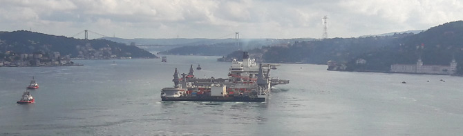 Dünyanın En Büyük İnşaat Gemisi İstanbul Boğazı'nda
