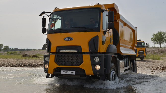 Ford Trucks 2016 Model Yeni Çekici İnşaat ve Yol Kamyonu Serilerini Tanıttı