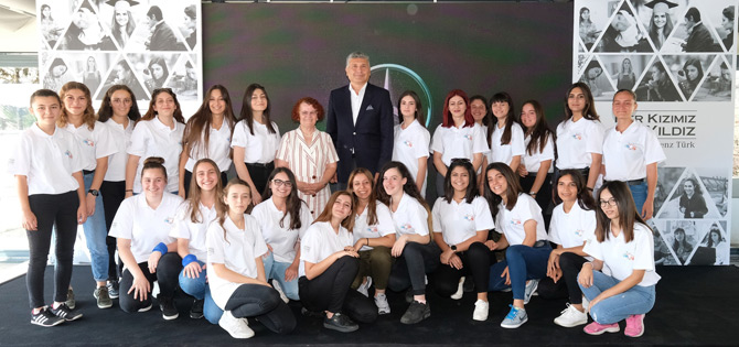 Mercedes-Benz Türk 15 Yılda 5 Bin Kız Öğrenciye Destek Oldu