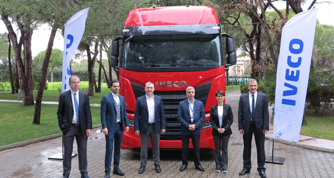 Iveco Yeni Çekicisi S-WAY'i ve Motor Gücü Artırılan Yeni Daily'i Tanıttı