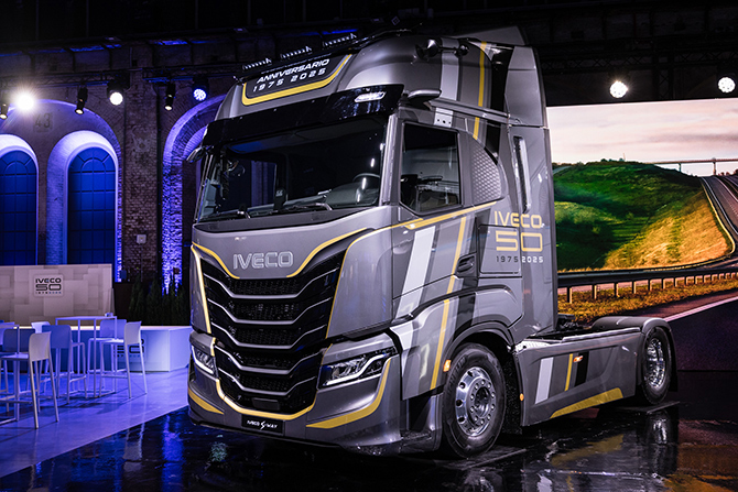 iveco-s-way-limited-edition-anniversario-bb.jpg