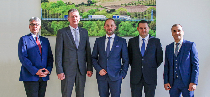 Fotoğraf: Soldan sağa: Semih Pala, yeni Finans/Satış Genel Müdürü, Andreas Völker, Uluslararası İş Geliştirme, Satış & Key Account Direktörü, Alfons B. Veer, CTO Krone Commercial Vehicle SE, Kartal Erköy, yeni Üretim Genel Müdürü ve Rıza Akgün, eski CEO Krone Türkiye 