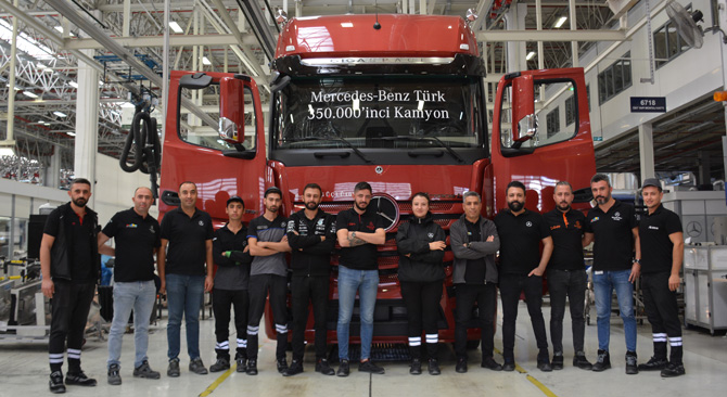 Mercedes-Benz Türk Aksaray Kamyon Fabrikası 350 bininci kamyonunu banttan indirerek önemli bir başarıya imza attı. 