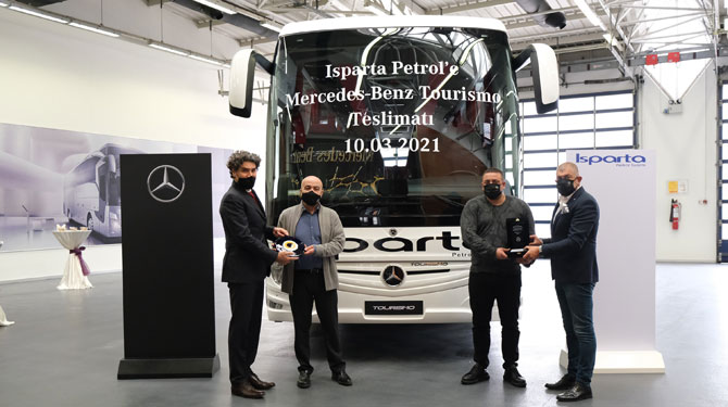 Koluman Ticari Araçlar Satış ve Pazarlama Direktörü Ali Saltık, Isparta Petrol Turizm Yönetim Kurulu Başkanı İbrahim Baştok, Mercedes-Benz Finansal Hizmetler Satış ve Pazarlama Direktörü Uğur Erdinç, Mercedes-Benz Türk Otobüs Pazarlama ve Satış Direktörü Osman Nuri Aksoy.