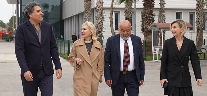 Mercedes-Benz Türk, bayi ve yetkili servis ağı yeniden yapılanma stratejisi kapsamında Koluman Tarsus bayisi, kamyon ve otobüs müşterilerine özel olarak tasarlanan yenilenmiş tesisinde hizmete açıldı. Mercedes-Benz Türk, bayi ve yetkili servis ağı yeniden yapılanma stratejisi kapsamında Koluman Tarsus bayisi, kamyon ve otobüs müşterilerine özel olarak tasarlanan yenilenmiş tesisinde hizmete açıldı.