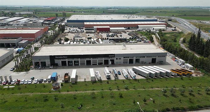 Mercedes-Benz Türk, yeniden yapılanma stratejisi kapsamında Koluman Tarsus’un yenilenen tesisini hizmete açtı. Yeni tesis, kamyon ve otobüs müşterilerine daha hızlı ve kapsamlı hizmet sunacak. Mercedes-Benz Türk, yeniden yapılanma stratejisi kapsamında Koluman Tarsus’un yenilenen tesisini hizmete açtı. Yeni tesis, kamyon ve otobüs müşterilerine daha hızlı ve kapsamlı hizmet sunacak.