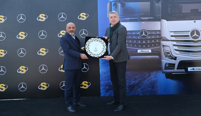 Mercedes-Benz Türk Sarılar Grup’a 385 Adet Çekici Teslim Etti