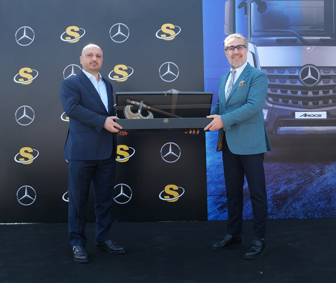 Mercedes-Benz Türk Sarılar Grup’a 385 Adet Çekici Teslim Etti