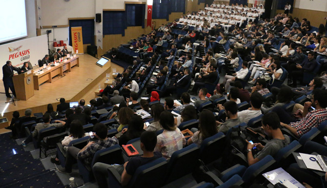 Pegasus Kargo Lojistik Konferansını Ege’ye Taşıdı: Sektörün Profesyonelleri ve Öğrenciler İzmir’de Bir Araya Geldi