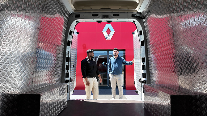 Renault Trucks’tan Konya’da İlk Master Red EDITION Teslimatı Renault Trucks’tan Konya’da İlk Master Red EDITION Teslimatı