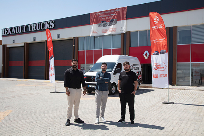 Renault Trucks’tan Konya’da İlk Master Red EDITION Teslimatı Renault Trucks’tan Konya’da İlk Master Red EDITION Teslimatı