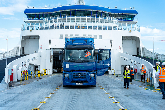 İlk Defa Bir Ağır Hizmet Tipi Elektrikli Kamyon, Feribotla Dover'dan Calais'e Manş Denizi'ni Geçti 