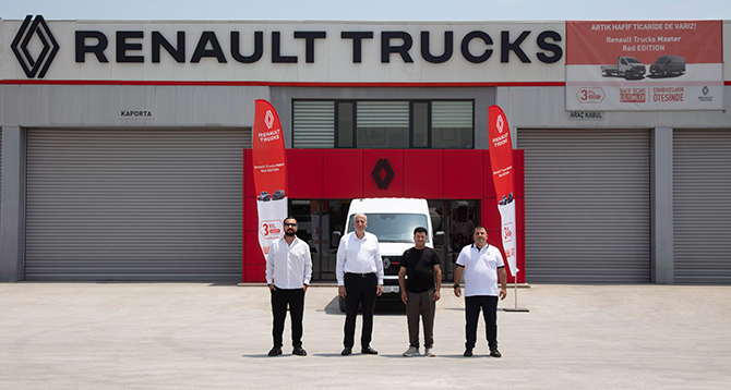 Renault Trucks Türkiye Master Red EDITION'ın İlk Teslimatını Gerçekleştirdi Renault Trucks Türkiye Master Red EDITION'ın İlk Teslimatını Gerçekleştirdi