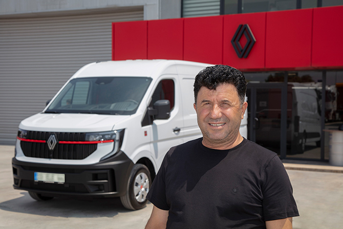 Renault Trucks Türkiye Master Red EDITION'ın İlk Teslimatını Gerçekleştirdi Renault Trucks Türkiye Master Red EDITION'ın İlk Teslimatını Gerçekleştirdi