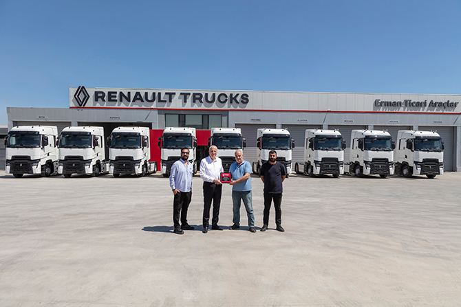 Renault Trucks Onaylar Ekspress’e 10 Adet T520 Çekici Teslim Etti