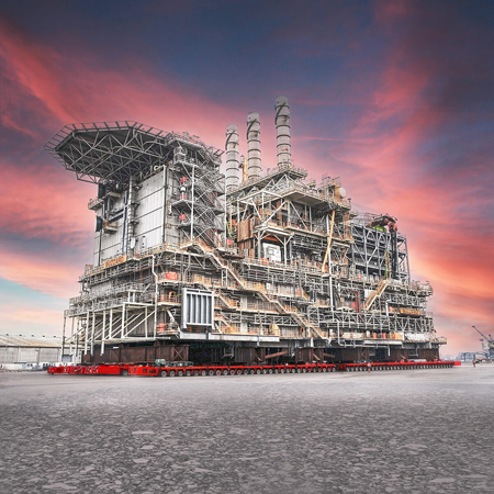 The introduction of SCHEUERLE SPMT technology revolutionised production. Since then, it has been possible to transport even gigantic components up to complete industrial and conveyor systems. Pictured: a 14,300-tonne oil and gas platform.