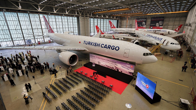 Turkish Cargo İlk Boeing 777 Kargo Uçağını Teslim Aldı