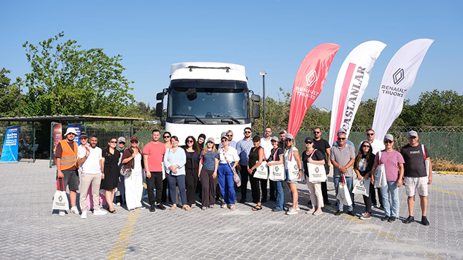 Sektörün Kolektif Gücüyle UND Kadın TIR Sürücü Akademisi 3. Dönem Mezunlarını Verdi Sektörün Kolektif Gücüyle UND Kadın TIR Sürücü Akademisi 3. Dönem Mezunlarını Verdi