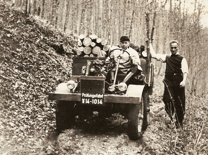 Unimog’un 9 Ekim 1946’daki ilk test sürüşü. Baş Tasarımcı Heinrich Rösler direksiyonda, Unimog’a adını veren Hans Zabel sağda