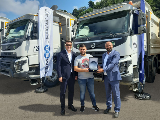 Volvo Trucks AGK İnşaat’a 25 adet Volvo FMX 8x4 460 HP 