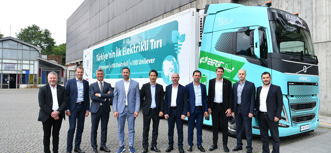 Unilever Türkiye ve Arıç Lojistik Volvo FH Elektrikli Çekicilerini Teslim Aldı
